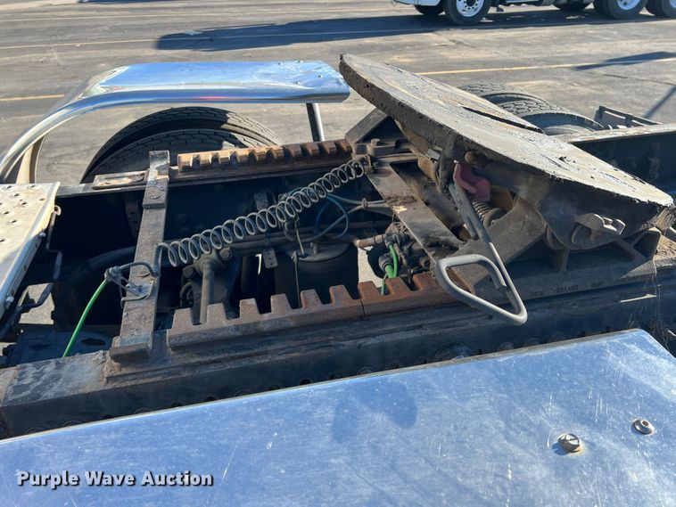 image for item DO8848 2015 Freightliner Cascadia  semi truck