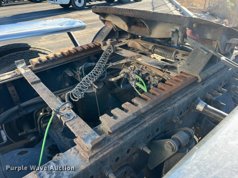 image for item DO8848 2015 Freightliner Cascadia  semi truck