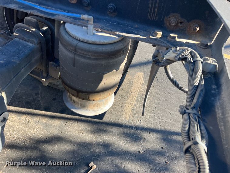 image for item DO8848 2015 Freightliner Cascadia  semi truck