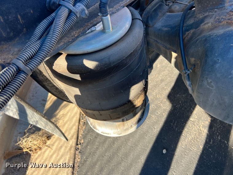 image for item DO8848 2015 Freightliner Cascadia  semi truck