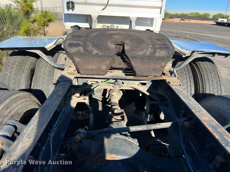 image for item DO8848 2015 Freightliner Cascadia  semi truck