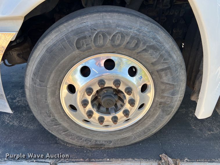 image for item DO8848 2015 Freightliner Cascadia  semi truck