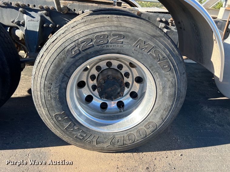 image for item DO8848 2015 Freightliner Cascadia  semi truck