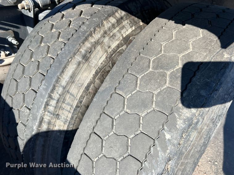 image for item DO8848 2015 Freightliner Cascadia  semi truck