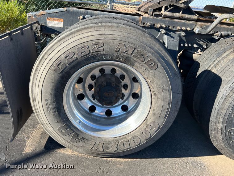 image for item DO8848 2015 Freightliner Cascadia  semi truck