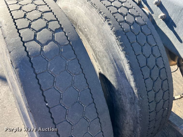 image for item DO8848 2015 Freightliner Cascadia  semi truck