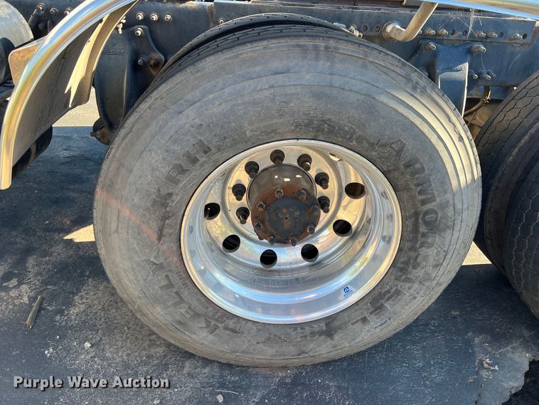 image for item DO8848 2015 Freightliner Cascadia  semi truck