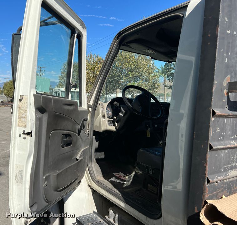 image for item DO8849 2012 International DuraStar 4300  flatbed truck