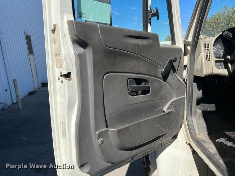 image for item DO8849 2012 International DuraStar 4300  flatbed truck