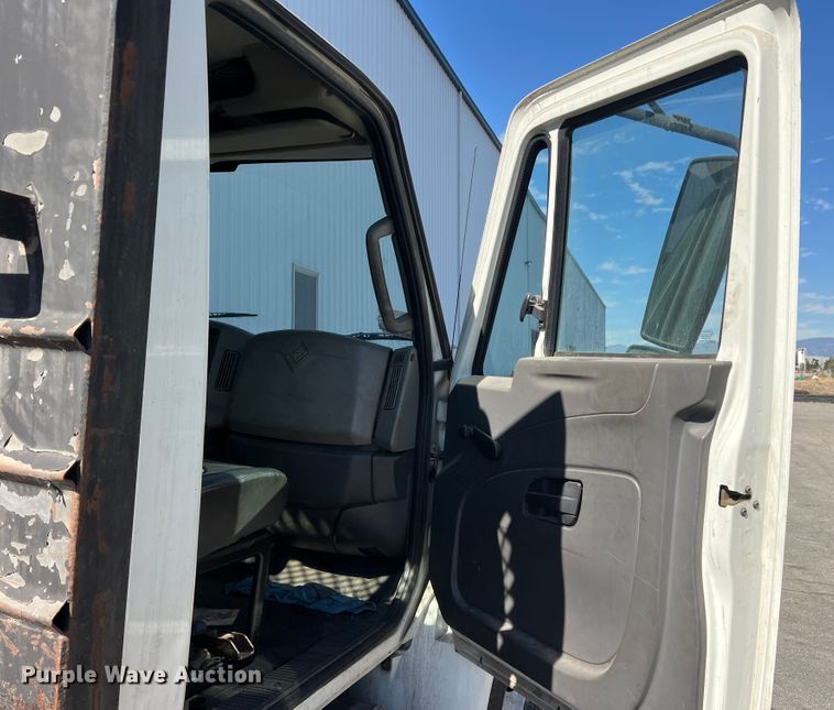 image for item DO8849 2012 International DuraStar 4300  flatbed truck