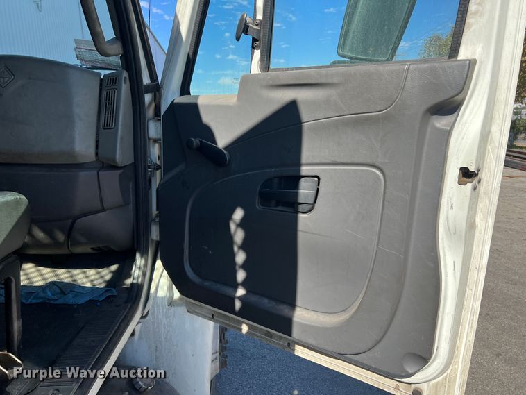 image for item DO8849 2012 International DuraStar 4300  flatbed truck