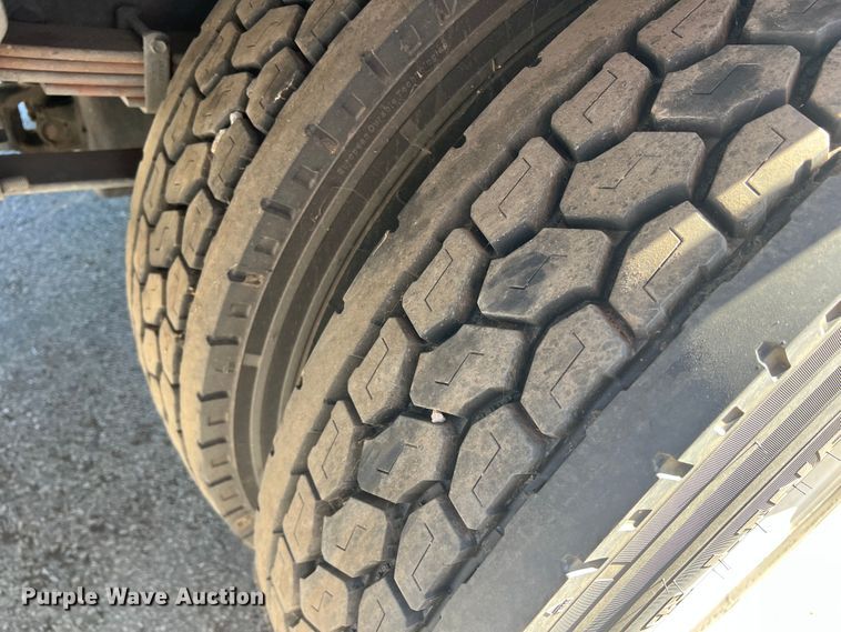 image for item DO8849 2012 International DuraStar 4300  flatbed truck