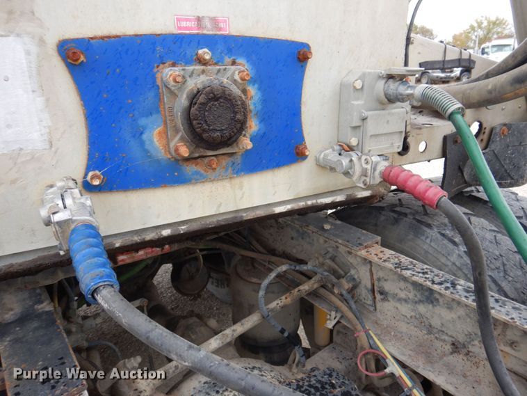 image for item DP0370 2011 Hensley ATLW-36-32-8  feed delivery trailer