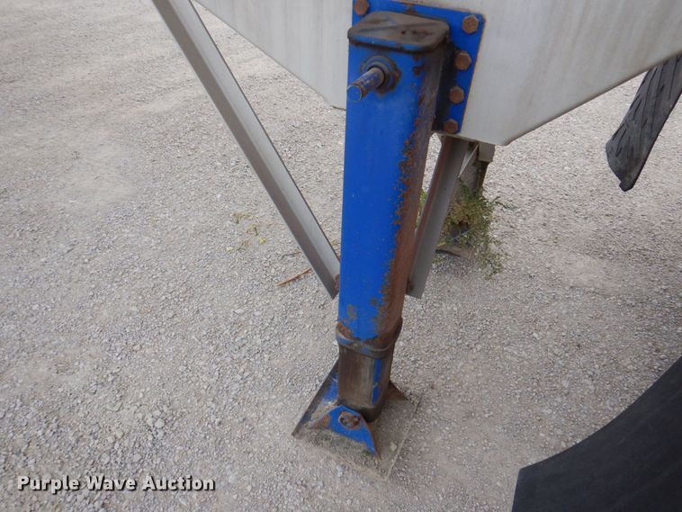 image for item DP0370 2011 Hensley ATLW-36-32-8  feed delivery trailer