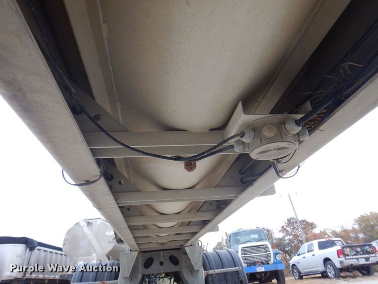 image for item DP0370 2011 Hensley ATLW-36-32-8  feed delivery trailer