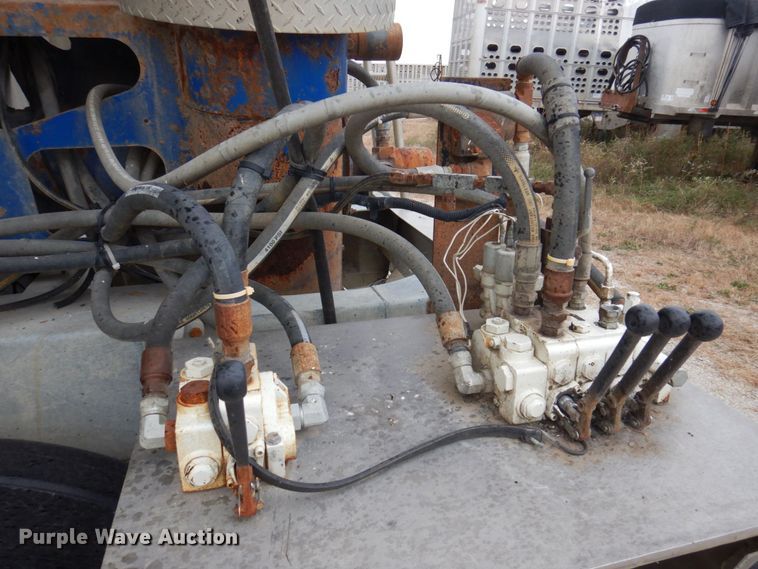 image for item DP0370 2011 Hensley ATLW-36-32-8  feed delivery trailer