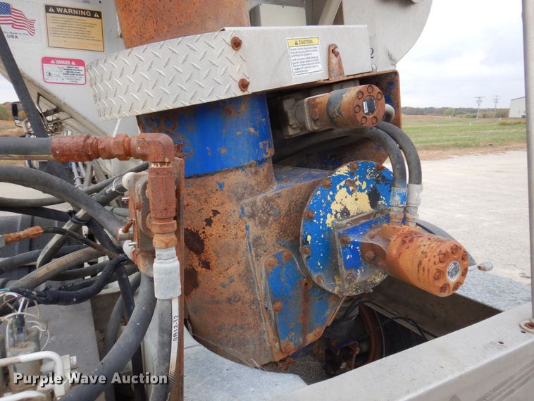 image for item DP0370 2011 Hensley ATLW-36-32-8  feed delivery trailer