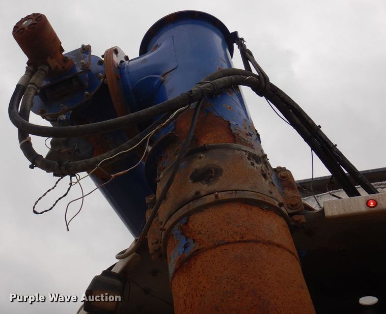 image for item DP0370 2011 Hensley ATLW-36-32-8  feed delivery trailer