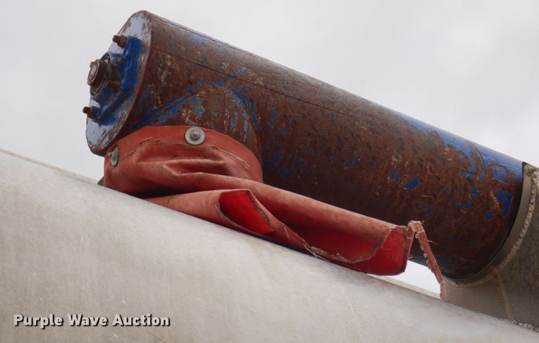 image for item DP0370 2011 Hensley ATLW-36-32-8  feed delivery trailer