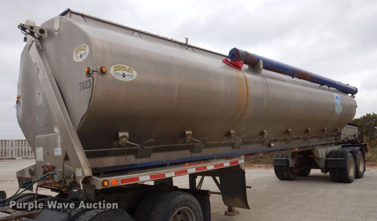 image for item DP0371 2011 Hensley ATLW-36-32-8  feed delivery trailer