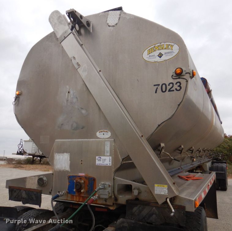 image for item DP0371 2011 Hensley ATLW-36-32-8  feed delivery trailer