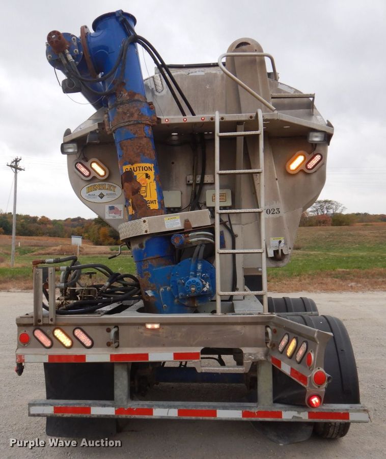 image for item DP0371 2011 Hensley ATLW-36-32-8  feed delivery trailer