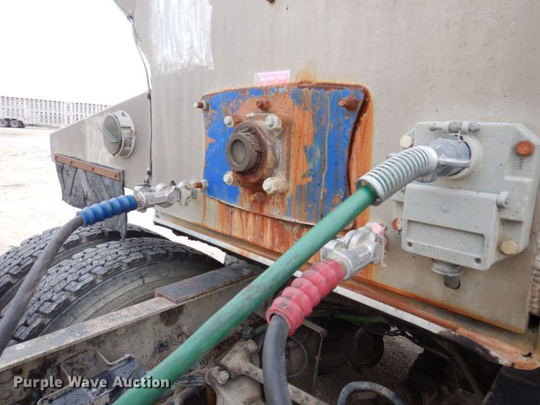 image for item DP0371 2011 Hensley ATLW-36-32-8  feed delivery trailer