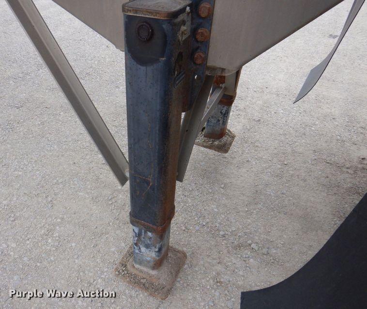 image for item DP0371 2011 Hensley ATLW-36-32-8  feed delivery trailer