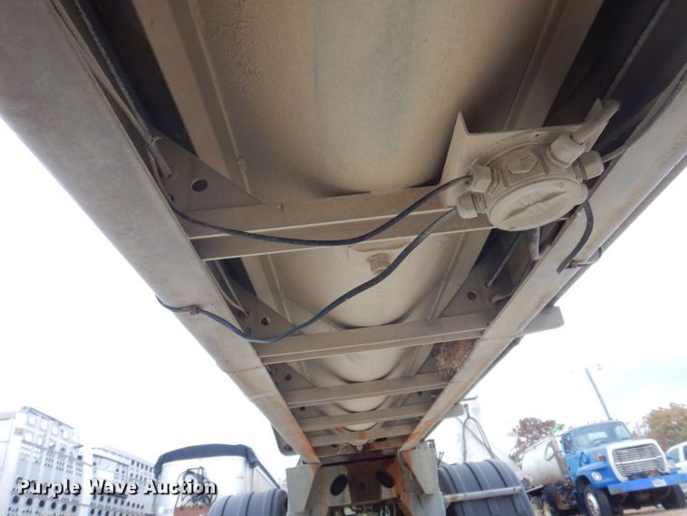 image for item DP0371 2011 Hensley ATLW-36-32-8  feed delivery trailer