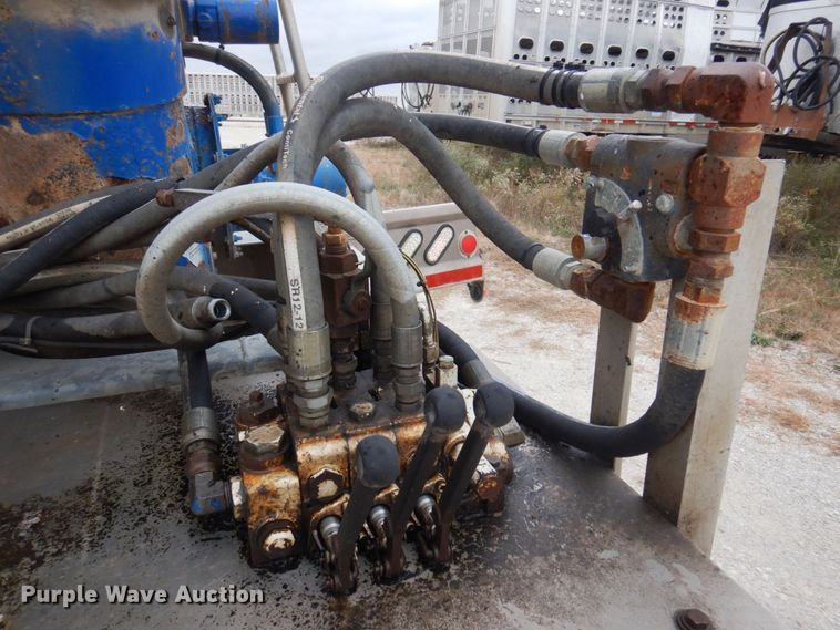 image for item DP0371 2011 Hensley ATLW-36-32-8  feed delivery trailer