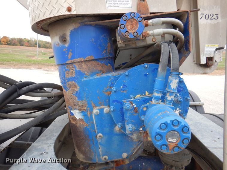 image for item DP0371 2011 Hensley ATLW-36-32-8  feed delivery trailer