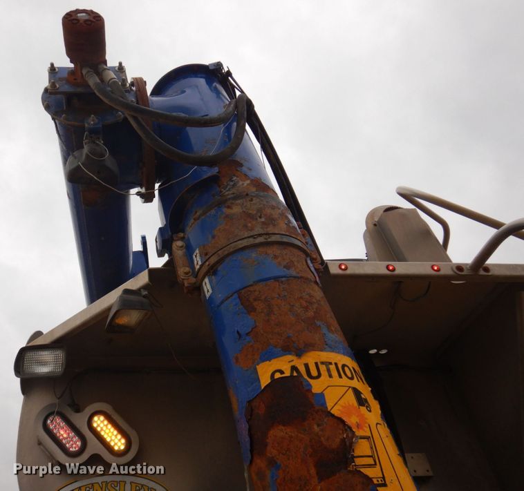 image for item DP0371 2011 Hensley ATLW-36-32-8  feed delivery trailer