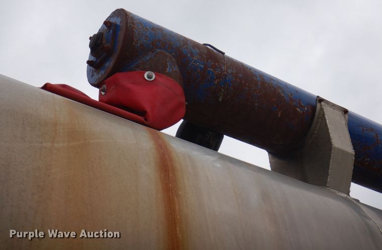 image for item DP0371 2011 Hensley ATLW-36-32-8  feed delivery trailer