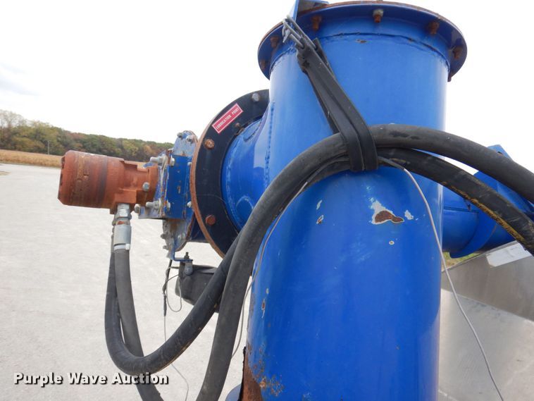 image for item DP0371 2011 Hensley ATLW-36-32-8  feed delivery trailer