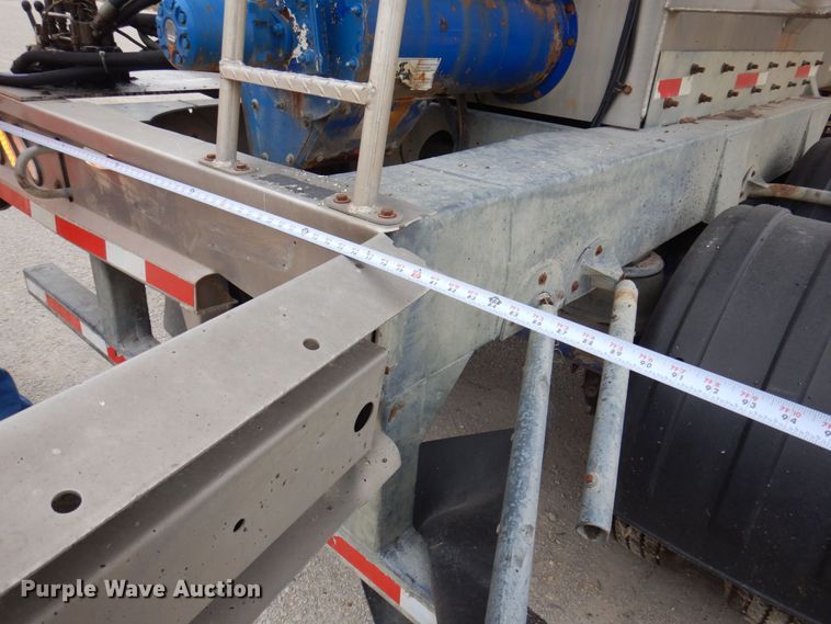 image for item DP0371 2011 Hensley ATLW-36-32-8  feed delivery trailer