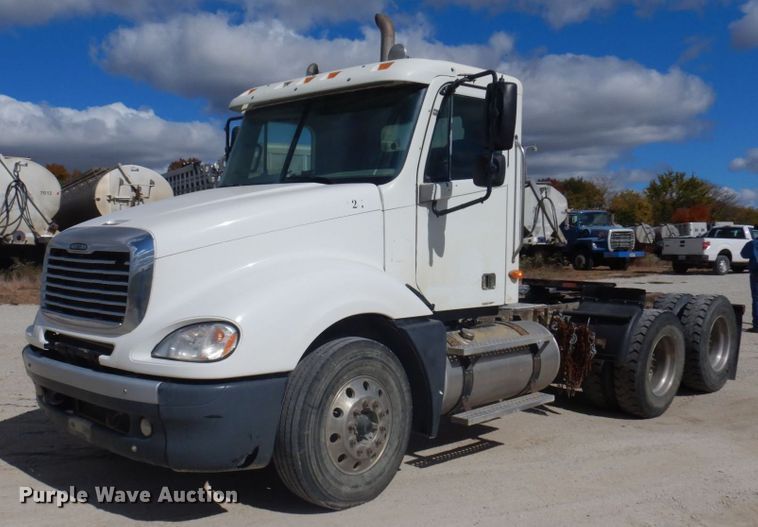image for item DP0373 2004 Freightliner Columbia 120  semi truck