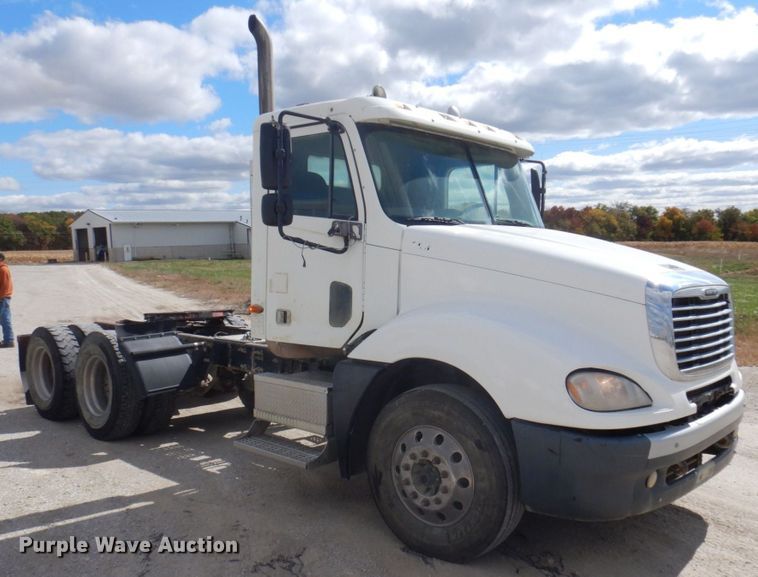 image for item DP0373 2004 Freightliner Columbia 120  semi truck