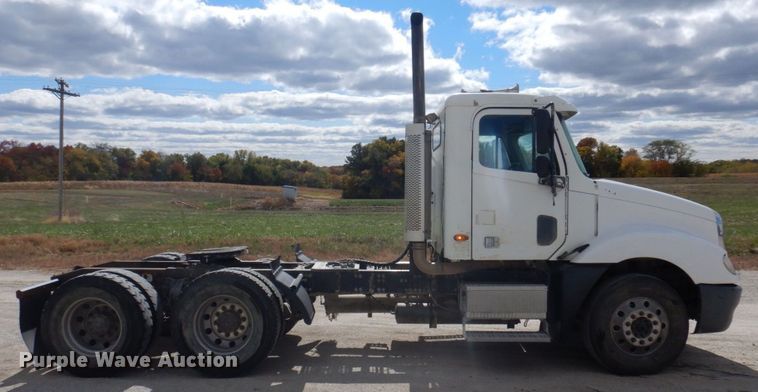 image for item DP0373 2004 Freightliner Columbia 120  semi truck