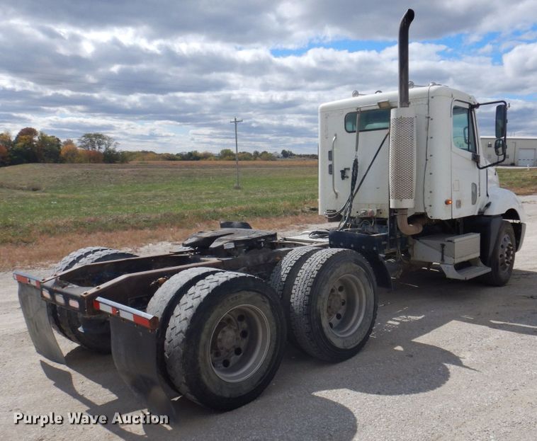 image for item DP0373 2004 Freightliner Columbia 120  semi truck