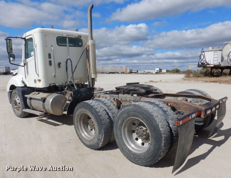 image for item DP0373 2004 Freightliner Columbia 120  semi truck