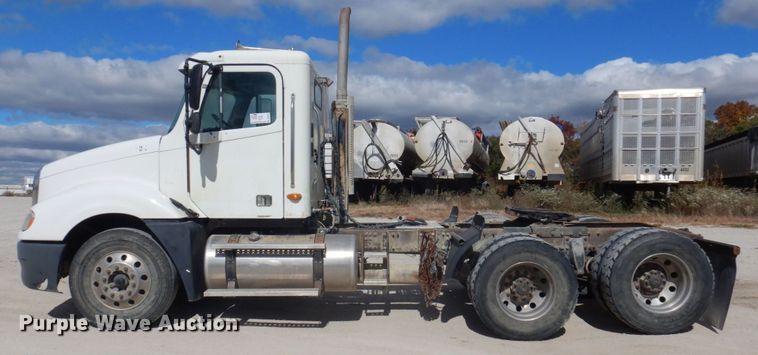 image for item DP0373 2004 Freightliner Columbia 120  semi truck