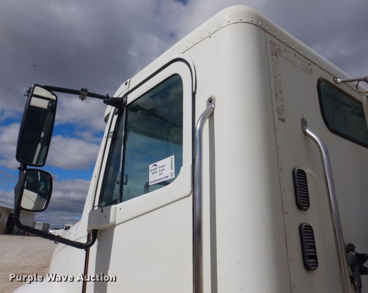 image for item DP0373 2004 Freightliner Columbia 120  semi truck