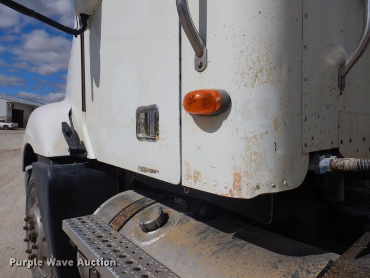 image for item DP0373 2004 Freightliner Columbia 120  semi truck