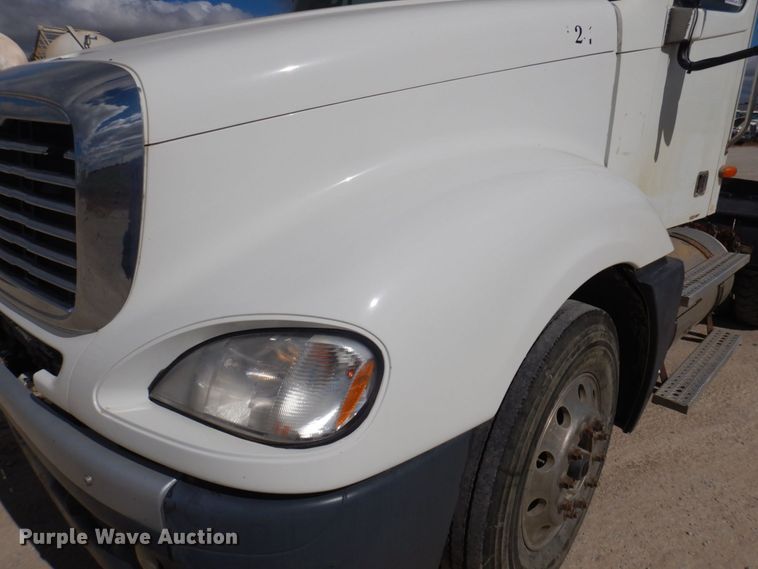 image for item DP0373 2004 Freightliner Columbia 120  semi truck