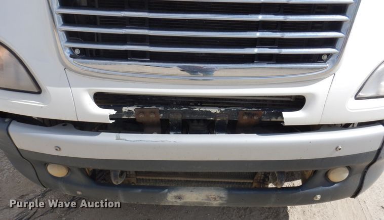 image for item DP0373 2004 Freightliner Columbia 120  semi truck