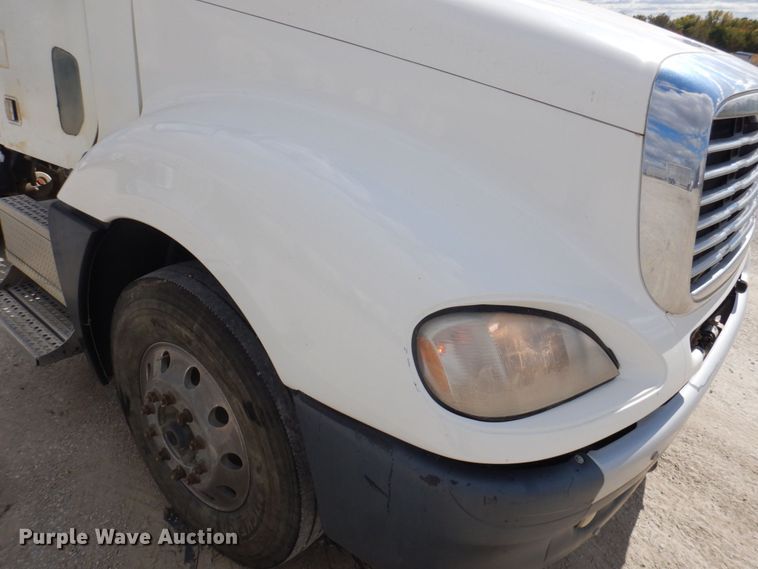 image for item DP0373 2004 Freightliner Columbia 120  semi truck