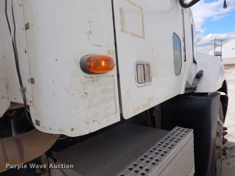 image for item DP0373 2004 Freightliner Columbia 120  semi truck