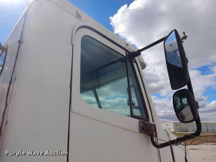 image for item DP0373 2004 Freightliner Columbia 120  semi truck