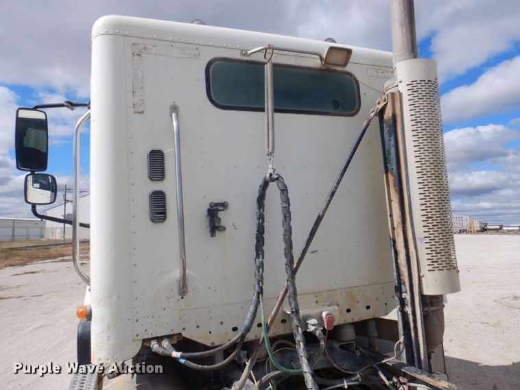 image for item DP0373 2004 Freightliner Columbia 120  semi truck