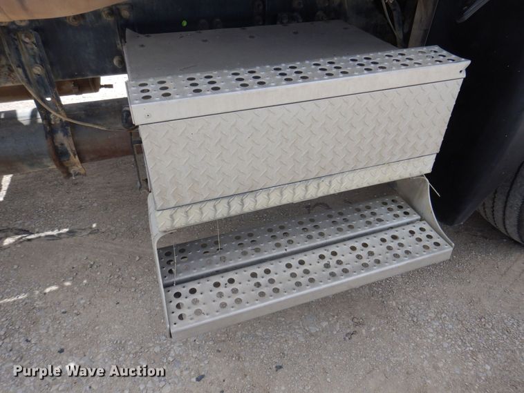 image for item DP0373 2004 Freightliner Columbia 120  semi truck